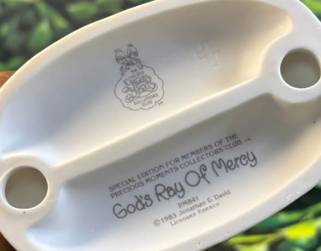 Precious Moments Figurine – “God’s Ray of Mercy” (1983 Collectors’ Club Exclusive)